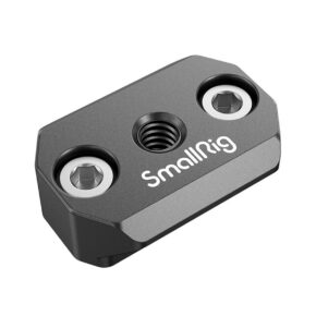 SmallRig-3032 SmallRig 3032 NATO Rail for DJI Ronin RS2 / RSC2 on musta metallinen kiinnityslevy, jossa on kaksi kuusiokantaruuvia ja keskimmäinen kierteitetty reikä, joka on suunniteltu kameran lisävarusteiden kiinnittämiseen. Valkoinen SmallRig-logo näkyy yläosassa.