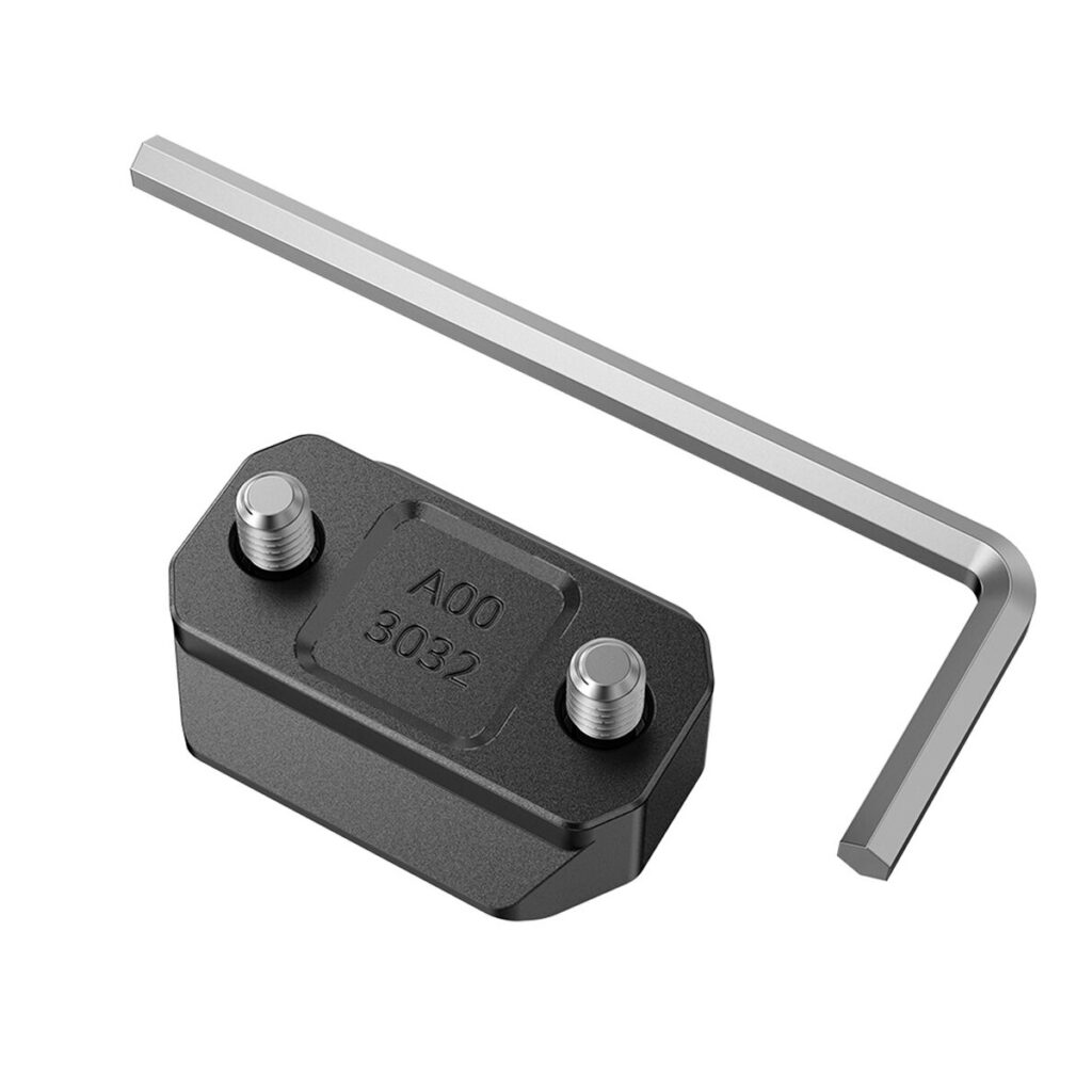 SmallRig-3032-4 Kuvassa on SmallRig 3032 NATO Rail for DJI Ronin RS2 / RSC2, pieni musta suorakaiteen muotoinen laite, jonka päällä on kaksi pulttia ja L-muotoinen hopeinen kuusiokoloavain, kaikki valkoista taustaa vasten.
