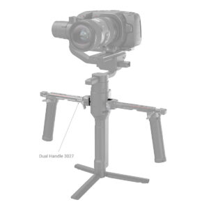 SmallRig-3032-5 Kamera on asennettu käsikannettavaan gimbal-stabilisaattoriin, jossa on kaksi sivukahvaa, ja se on varustettu harmaalla SmallRig 3032 NATO Raililla DJI Ronin RS2/RSC2:lle. Kaksoiskahva 3027 ja lisävarusteet on esitetty harmaalla.