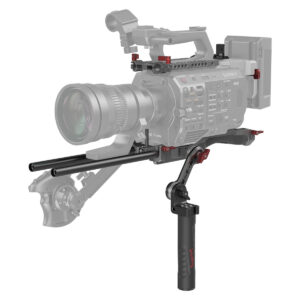 SmallRig-3057-1 SmallRig 3057 Professional Kit Sony FX9:lle on harmaa ja musta videokameralaitteisto, jossa on objektiivi, sauvat, yläkahva, olkatuki ja käsikahva.
