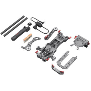 SmallRig-3057-2 SmallRig 3057 Professional Kit Sony FX9:lle on esitetty purettuna, ja metalli- ja muovitangot, kahvat, asennuslevyt ja liittimet on järjestetty siististi valkoiselle taustalle.