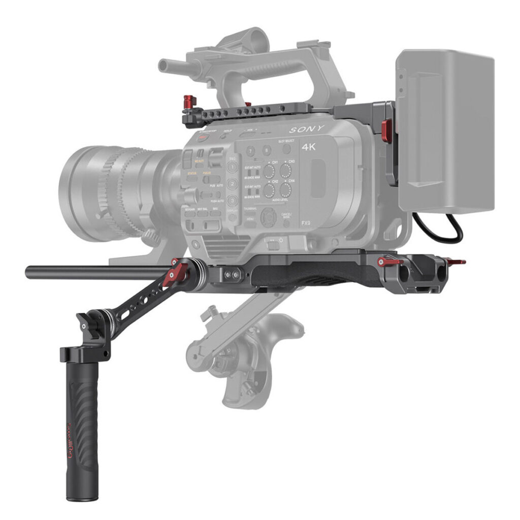 SmallRig-3057-4 SmallRig 3057 Professional Kit Sony FX9:lle sisältää olkakiinnikkeen, yläkahvan, sivukahvan ja akkupaketin. Kamera ja lisävarusteet ovat harmaita, kun taas rigin osat ovat mustia ja punaisia.
