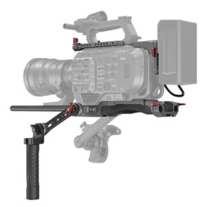 SmallRig-3057-4 SmallRig 3057 Professional Kit Sony FX9:lle sisältää olkakiinnikkeen, yläkahvan, sivukahvan ja akkupaketin. Kamera ja lisävarusteet ovat harmaita, kun taas rigin osat ovat mustia ja punaisia.