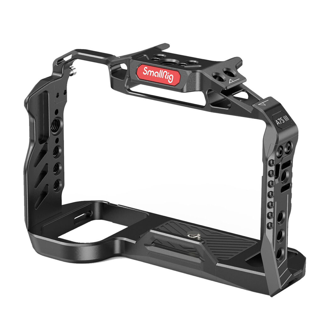 SmallRig 3065 Cage for Sony A7S III on musta metallinen kamerahäkki, jossa on punainen ja valkoinen SmallRig-logo ja useita kiinnitysreikiä, uria ja kiinnityspisteitä kameran lisävarusteille.