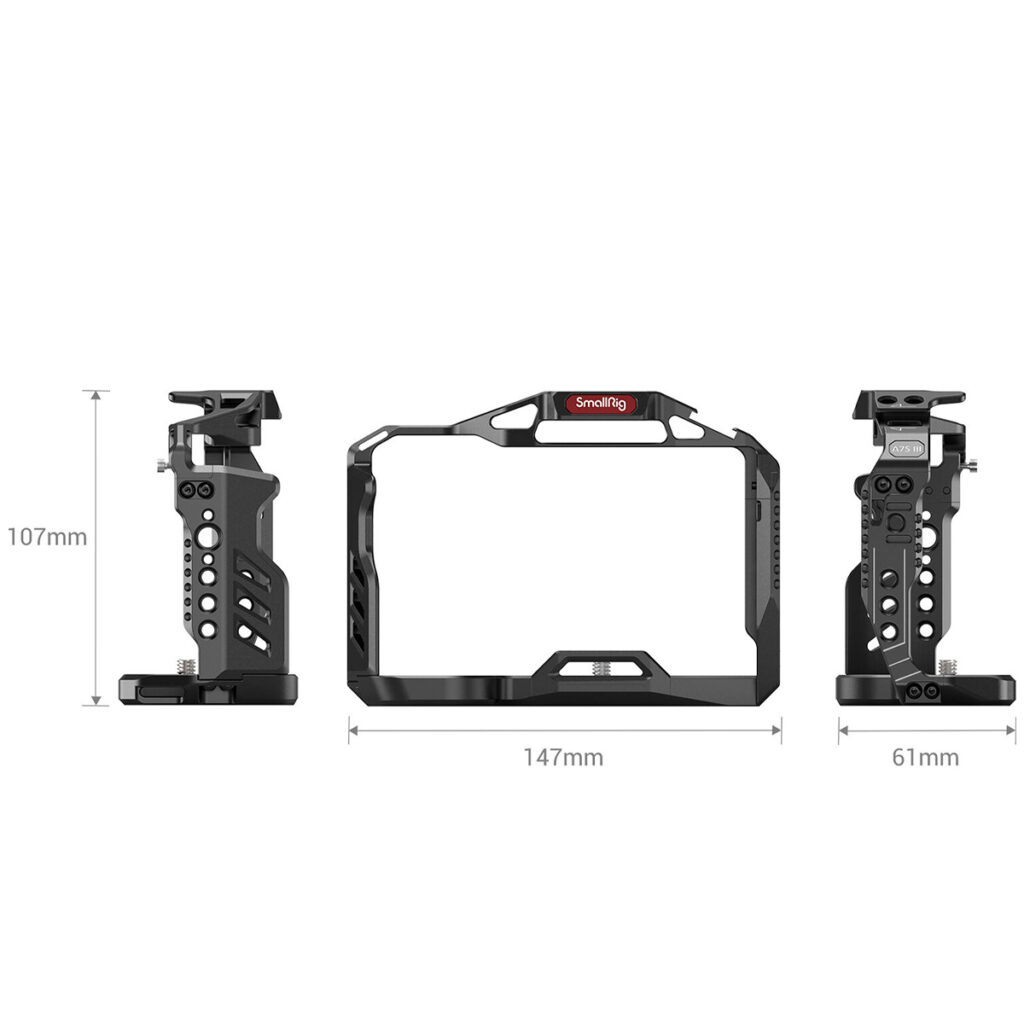 SmallRig 3065 Cage for Sony A7S III on musta metallinen kamerahäkki, jossa on kahvat, kuvassa sivulta, edestä ja takaa. Mitat ovat 107 mm (korkeus), 147 mm (leveys) ja 61 mm (syvyys). "SmallRig"-brändi näkyy yläosassa.
