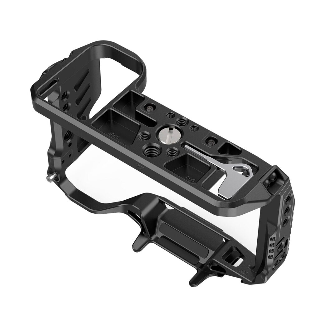 SmallRig 3065 Cage for Sony A7S III on musta metallinen kamerahäkki, jossa on useita kiinnityspisteitä, aukkoja ja ruuvinreikiä, jotka on suunniteltu pitämään ja suojaamaan Sony A7S III -kameraa turvallisesti ja mahdollistamaan lisävarusteiden kiinnityksen.