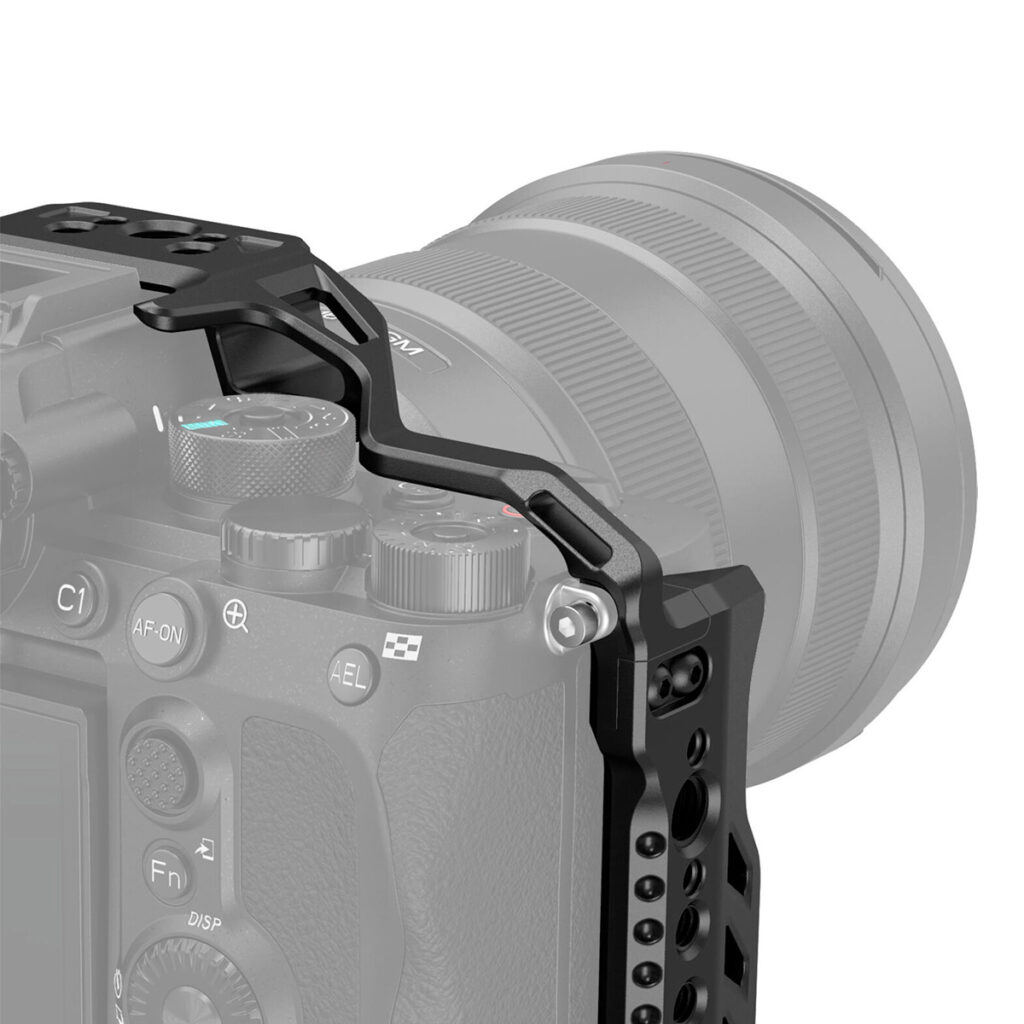 Lähikuva Sony A7S III -kamerasta, johon on kiinnitetty SmallRig 3065 Cage, jossa näkyvät yläosan säätimet ja painikkeet. Kamera ja objektiivi ovat harmaita, ja musta häkki on selvästi korostettu.