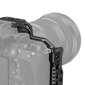 Lähikuva Sony A7S III -kamerasta, johon on kiinnitetty SmallRig 3065 Cage, jossa näkyvät yläosan säätimet ja painikkeet. Kamera ja objektiivi ovat harmaita, ja musta häkki on selvästi korostettu.