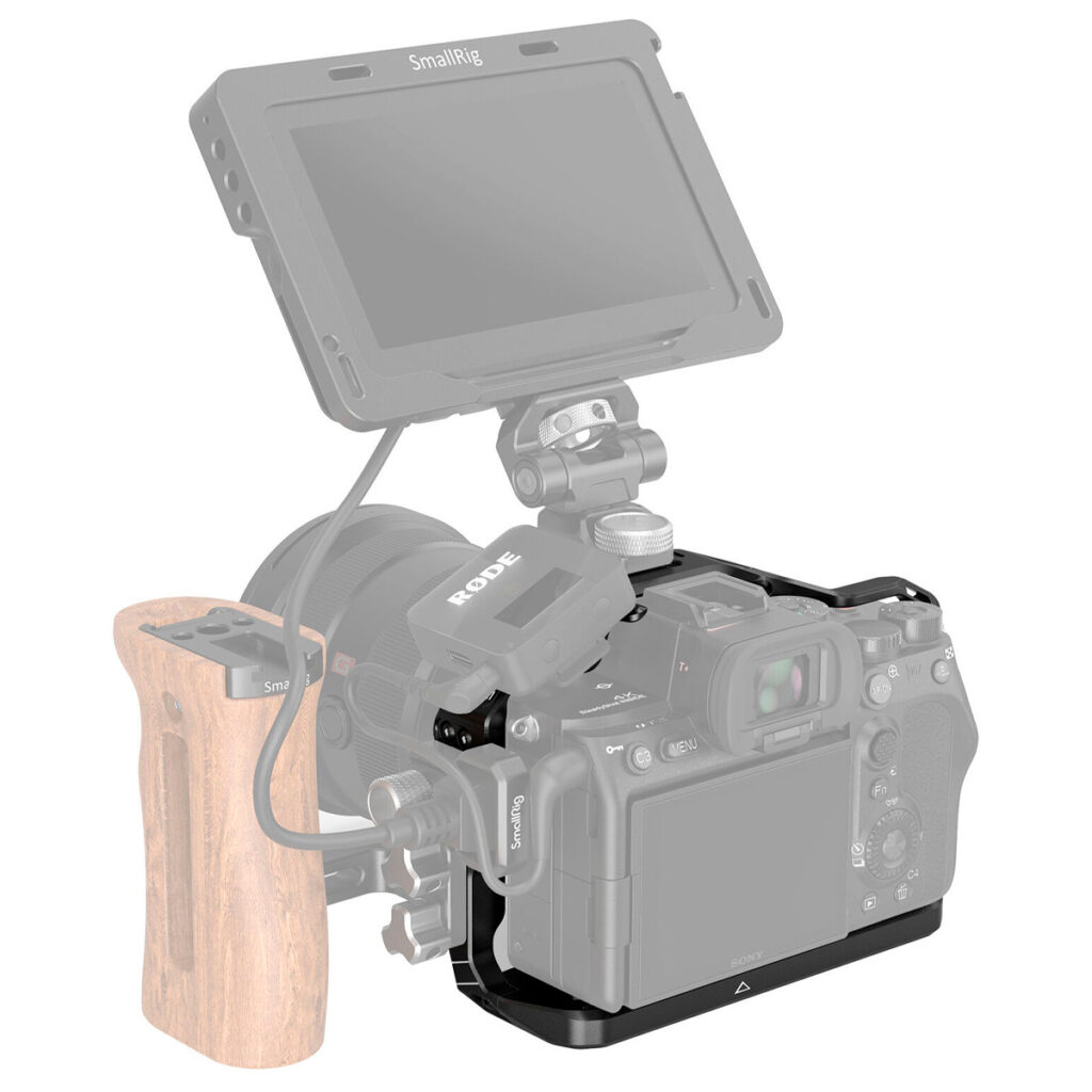Ammattikäyttöön tarkoitettu kameralaitteisto, jossa on Sony A7S III SmallRig 3065 Cage -kamerahäkissä, jossa on ulkoinen monitori, RODE-mikrofoni ja modulaariseen järjestelmään kiinnitetty puinen sivukahva.