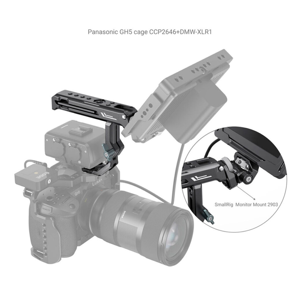 SmallRig-3082-4 Panasonic GH5 -kamera, jossa on häkki, SmallRig 3082 Top Handle for Sony XLR & Panasonic XLR1, lisävarusteita, kuten monitorikiinnike, ja ulkoinen näyttö. Sisäkuva valottaa SmallRig Monitor Mount 2903 -kiinnikettä häkissä.