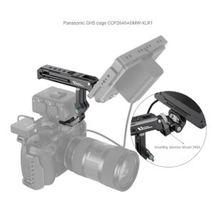 SmallRig-3082-4 Panasonic GH5 -kamera, jossa on häkki, SmallRig 3082 Top Handle for Sony XLR & Panasonic XLR1, lisävarusteita, kuten monitorikiinnike, ja ulkoinen näyttö. Sisäkuva valottaa SmallRig Monitor Mount 2903 -kiinnikettä häkissä.