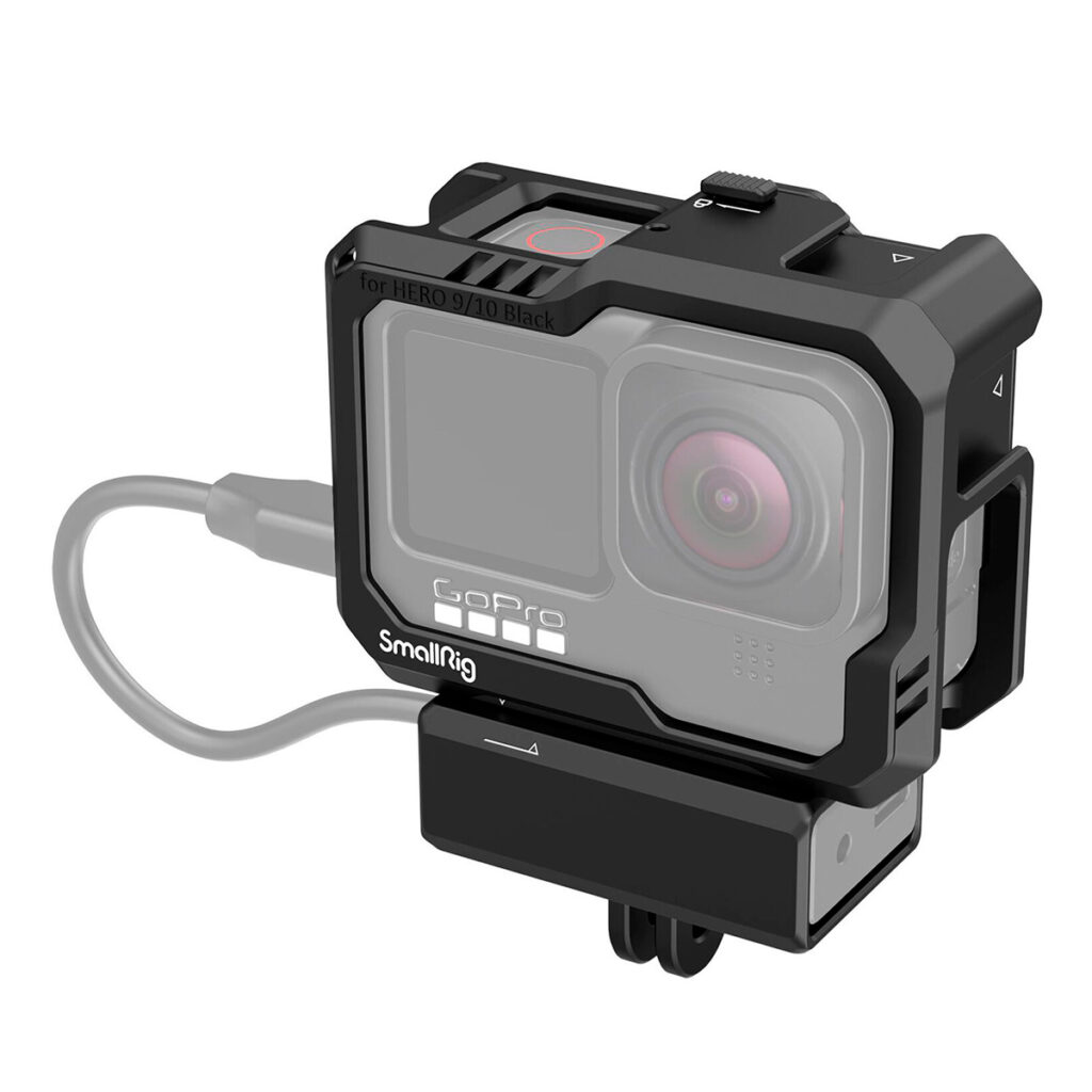 SmallRig-3083 SmallRig 3083 Cage for GoPro HERO 9 / HERO 10, johon on asennettu toimintakamera ja liitetty USB-C-kaapeli, näkyy valkoisella taustalla.