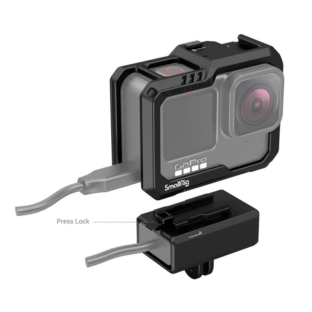 SmallRig-3083-3 GoPro HERO9/10 Black GoPro HERO 9 / HERO 10:lle tarkoitetussa SmallRig 3083 -häkissä, johon on kiinnitetty kaapeli ja jossa on lähikuva kaapelilukitusmekanismista, jossa on merkintä "Press Lock".
