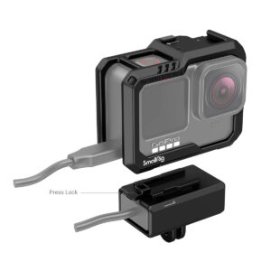 SmallRig-3083-3 GoPro HERO9/10 Black GoPro HERO 9 / HERO 10:lle tarkoitetussa SmallRig 3083 -häkissä, johon on kiinnitetty kaapeli ja jossa on lähikuva kaapelilukitusmekanismista, jossa on merkintä "Press Lock".
