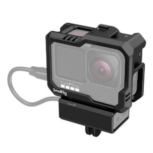 SmallRig-3083 SmallRig 3083 Cage for GoPro HERO 9 / HERO 10, johon on asennettu toimintakamera ja liitetty USB-C-kaapeli, näkyy valkoisella taustalla.