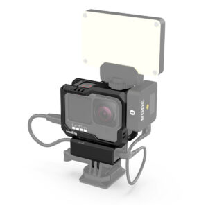 SmallRig-3083-4 GoPro-kamera SmallRig 3083 Cage for GoPro HERO 9 / HERO 10 -kamerahäkissä, jossa on kaapelit, Rode-mikrofoni ja suorakaiteen muotoinen LED-valopaneeli asennettuna päälle, kaikki valkoista taustaa vasten.