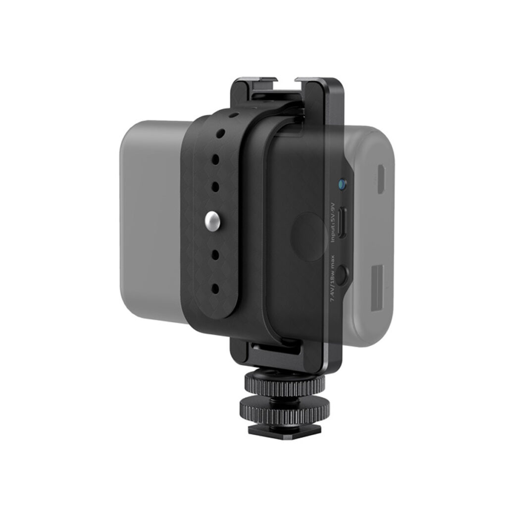 SmallRig-3085-1 SmallRig 3085 -virtapankkisovitin on musta, kompakti laite, jossa on USB-portti, ohjauspainikkeet ja säädettävä hihna, joka on kiinnitetty kameran kenkäadapteriin valkoista taustaa vasten.