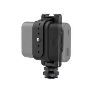 SmallRig-3085-1 SmallRig 3085 -virtapankkisovitin on musta, kompakti laite, jossa on USB-portti, ohjauspainikkeet ja säädettävä hihna, joka on kiinnitetty kameran kenkäadapteriin valkoista taustaa vasten.