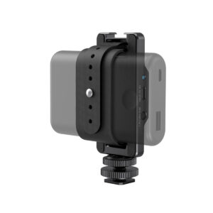 SmallRig-3085-1 SmallRig 3085 -virtapankkisovitin on musta, kompakti laite, jossa on USB-portti, ohjauspainikkeet ja säädettävä hihna, joka on kiinnitetty kameran kenkäadapteriin valkoista taustaa vasten.