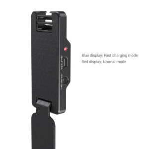 SmallRig-3085-3 SmallRig 3085 Powerbank Adapter on musta elektroninen laturi, jossa on USB-portti ja merkkivalo: sininen nopean latauksen ja punainen normaalitilan merkkivalo. Väri-ilmaisimet selitetään laitteen vieressä olevassa tekstissä.