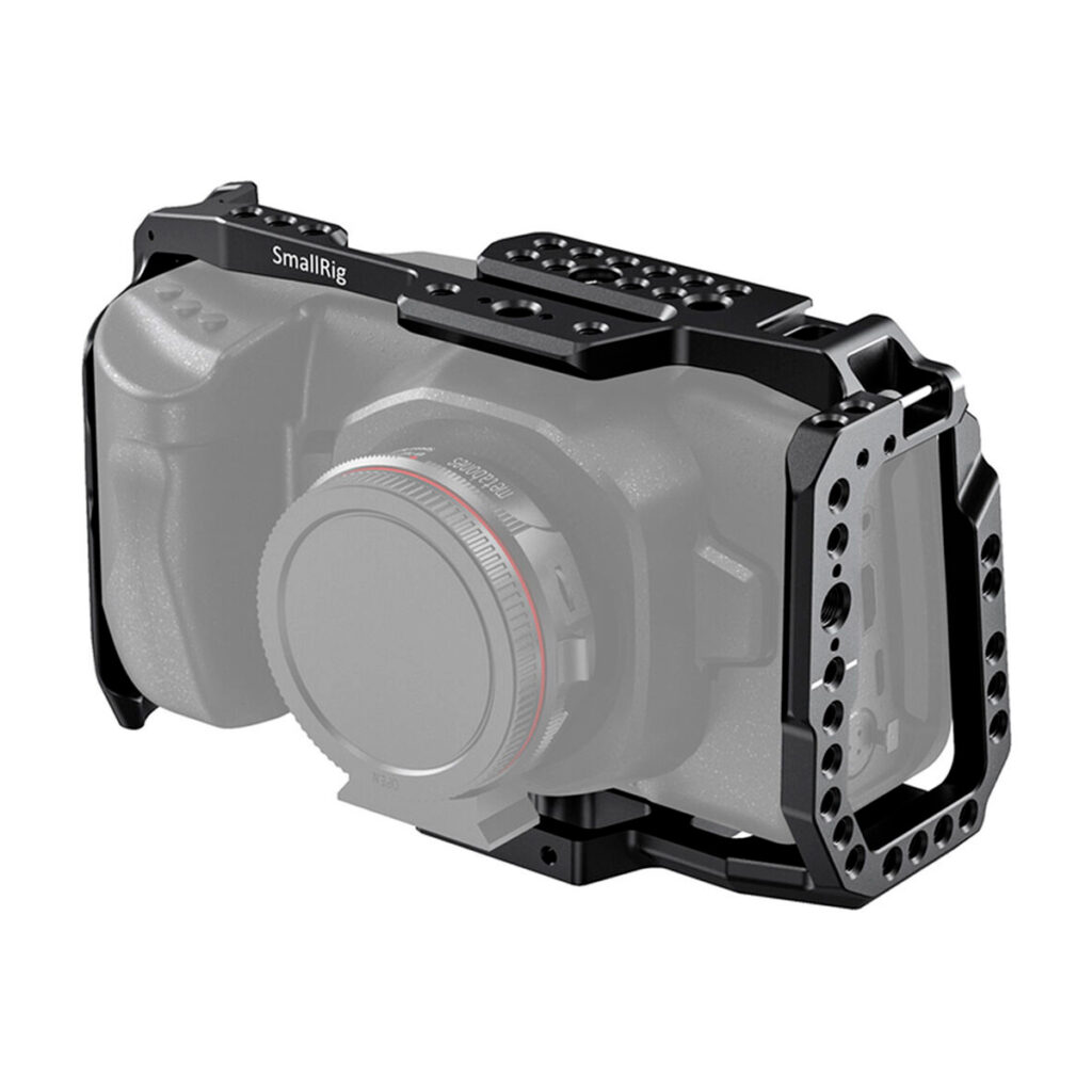 SmallRig-3129-2 Kuvassa digitaalisen kameran ympärille asennetussa SmallRig 3129 Cage Kit for BMPCC 4K & 6K -mallissa on musta metallirakenne, joka suojaa kameraa ja tarjoaa useita lisälaitteiden kiinnityspisteitä. Osittain läpinäkyvä kamera korostaa häkkiä.