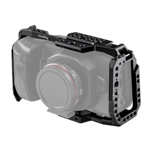 SmallRig-3129-2 Kuvassa digitaalisen kameran ympärille asennetussa SmallRig 3129 Cage Kit for BMPCC 4K & 6K -mallissa on musta metallirakenne, joka suojaa kameraa ja tarjoaa useita lisälaitteiden kiinnityspisteitä. Osittain läpinäkyvä kamera korostaa häkkiä.