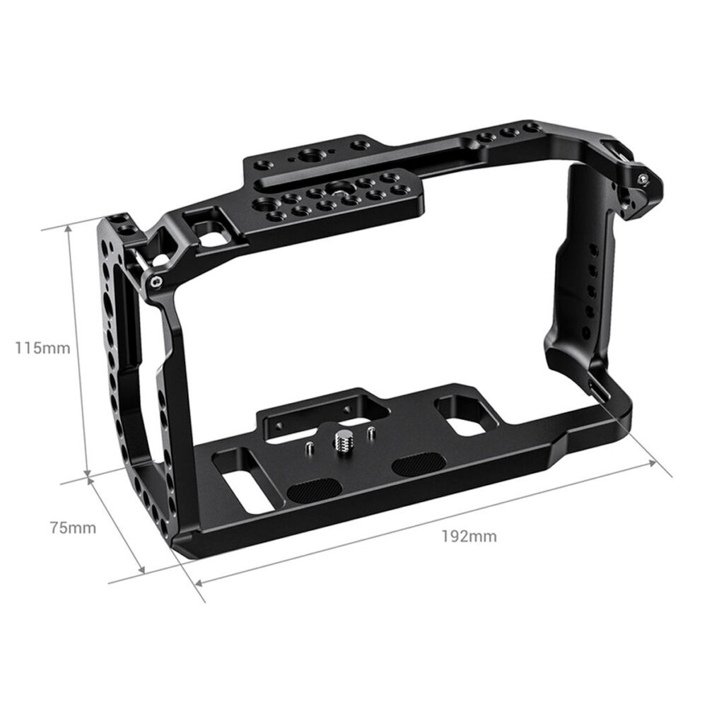 SmallRig-3129-3 SmallRig 3129 Cage Kit for BMPCC 4K & 6K on musta metallinen kamerahäkki, jossa on useita kierteitettyjä reikiä ja kiinnityspisteitä ja jonka mitat ovat 192 mm x 115 mm x 75 mm. Häkki on kuvattu valkoisella pohjalla, jossa on mittalinjat.