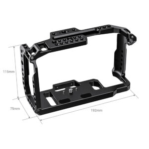 SmallRig-3129-3 SmallRig 3129 Cage Kit for BMPCC 4K & 6K on musta metallinen kamerahäkki, jossa on useita kierteitettyjä reikiä ja kiinnityspisteitä ja jonka mitat ovat 192 mm x 115 mm x 75 mm. Häkki on kuvattu valkoisella pohjalla, jossa on mittalinjat.
