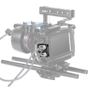 SmallRig-3129-5 SmallRig 3129 Cage Kit for BMPCC 4K & 6K -kameroille on kuvassa mattapintainen laatikko ja kahva sekä kaksi kaapelia, jotka on kiinnitetty sivussa olevaan kompaktiin mustaan ohjausyksikköön. Ohjausyksikkö on tarkennettu, kun taas muu osa rigistä näkyy himmeänä.