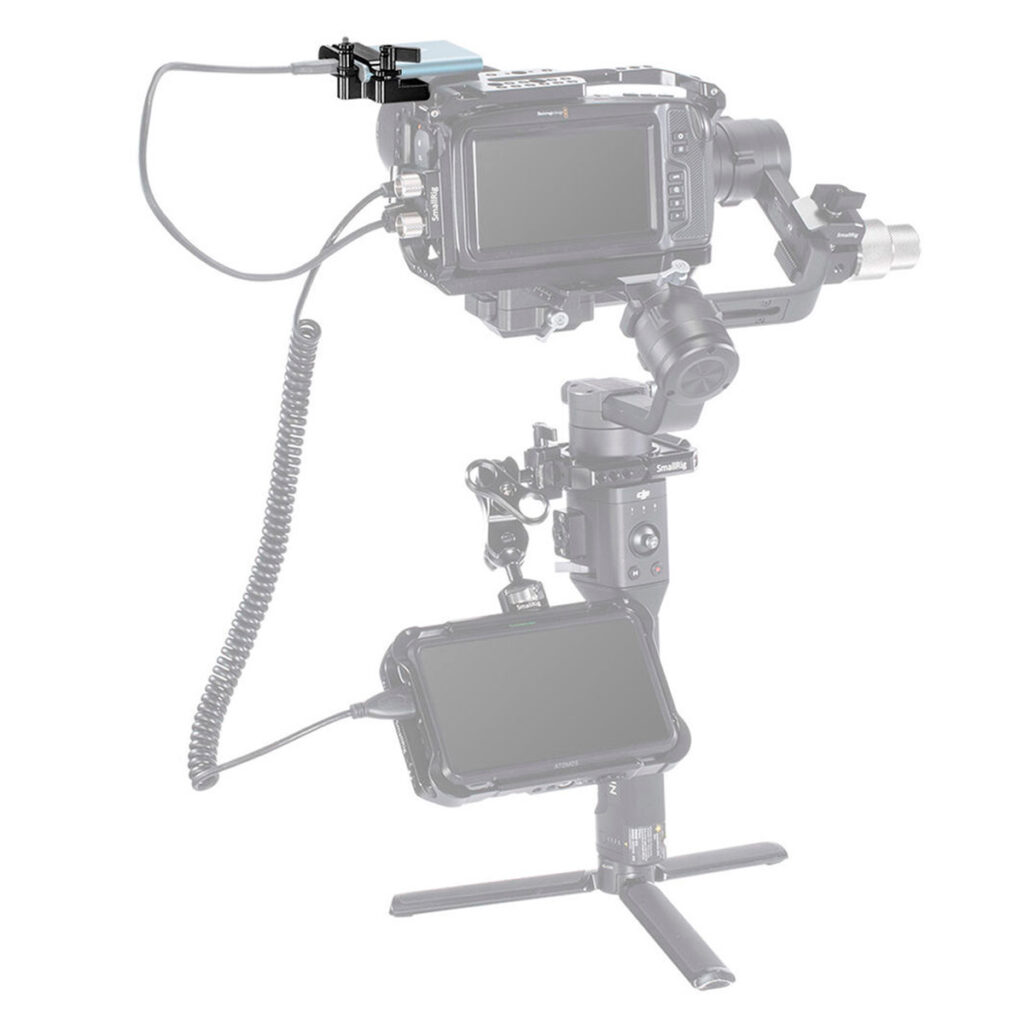 SmallRig-3129-8 SmallRig 3129 Cage Kit for BMPCC 4K & 6K on kuvattu asennettuna gimbaliin, jossa on ulkoisia lisävarusteita, kuten monitori ja kytkettyjä laitteita kierretyillä kaapeleilla, ja kaikki on kuvattu haalistuneella, puoliksi läpinäkyvällä tyylillä.