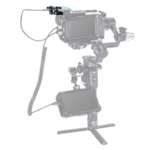 SmallRig-3129-8 SmallRig 3129 Cage Kit for BMPCC 4K & 6K on kuvattu asennettuna gimbaliin, jossa on ulkoisia lisävarusteita, kuten monitori ja kytkettyjä laitteita kierretyillä kaapeleilla, ja kaikki on kuvattu haalistuneella, puoliksi läpinäkyvällä tyylillä.