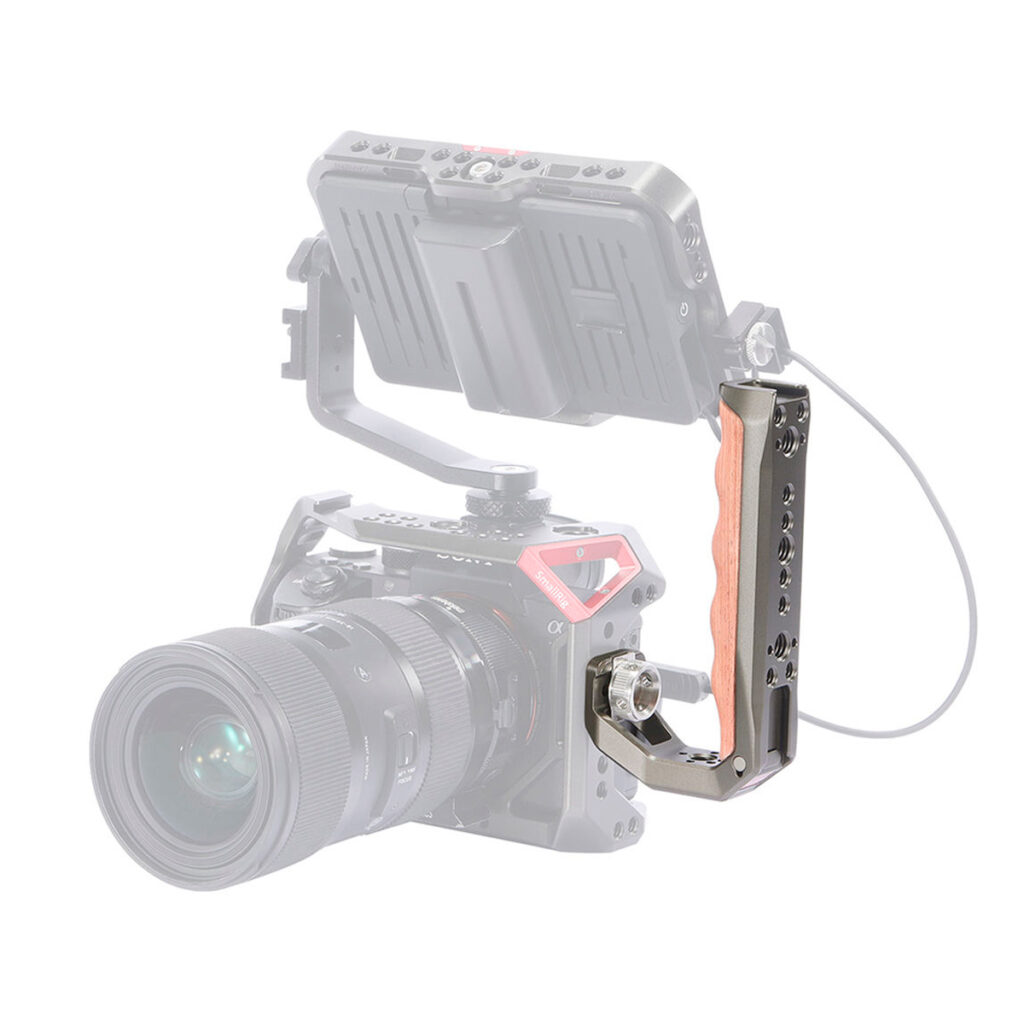 SmallRig-3131-2 SmallRig 3131 Professional Cage Kit Fujifilm X-T4:lle, jossa on asennettu ulkoinen monitori ja metallinen ja puinen sivukahva, näkyy valkoisella pohjalla, jossa kamera ja monitori ovat puoliksi läpinäkyviä kahvan korostamiseksi.