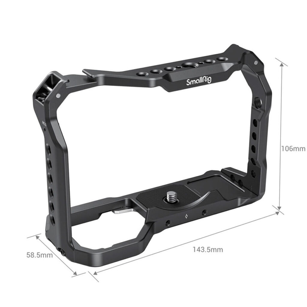 SmallRig-3133-2 SmallRig 3133 Cage & Sidehandle Kit for Sony A7 III/A7R III/A9, kuvassa mustaa metallia, on kooltaan 106mm x 143.5mm x 58.5mm, ja siinä on useita kiinnitysreikiä, keskuslevy ja vahvistettu runkorakenne.