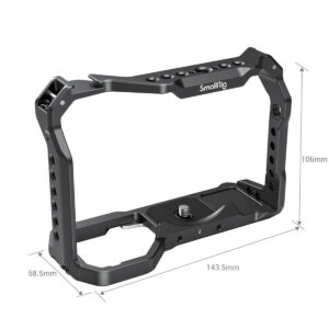 SmallRig-3133-2 SmallRig 3133 Cage & Sidehandle Kit for Sony A7 III/A7R III/A9, kuvassa mustaa metallia, on kooltaan 106mm x 143.5mm x 58.5mm, ja siinä on useita kiinnitysreikiä, keskuslevy ja vahvistettu runkorakenne.