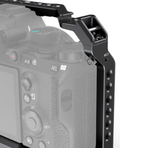 SmallRig-3133-3 Lähikuva SmallRig 3133 Cage & Sidehandle Kit for Sony A7 III/A7R III/A9 -laitteelle, joka sulkee kameran osittain mustaan metallihäkkiin, jossa on useita kiinnitysreikiä ja M2,5-merkintä, ja tarjoaa suojaa ja lisävarusteiden kiinnitysmahdollisuuksia.