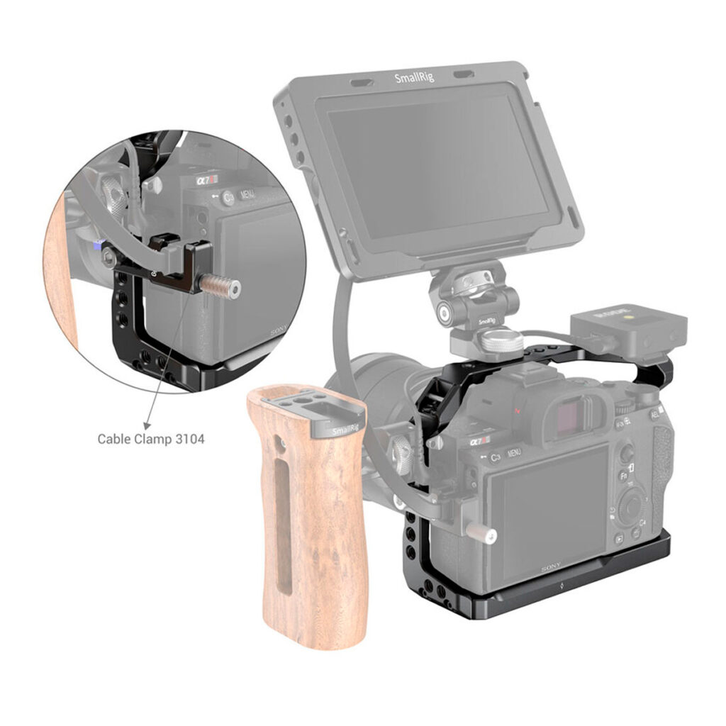 SmallRig-3133-4 SmallRig 3133 Cage & Sidehandle Kit for Sony A7 III / A7R III / A9 on kuvassa puinen sivukahva, ulkoinen monitori ja kiinnitetty kaapelipuristin 3104; lähikuvassa kaapelipuristin on korostettu yksityiskohtaisesti.