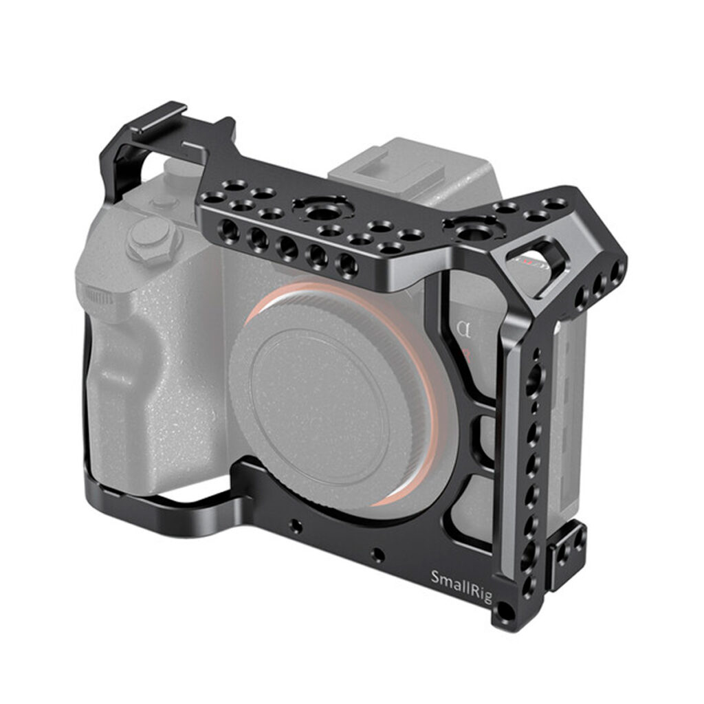SmallRig-3137-2 SmallRig 3137 Camera Cage Kit Sony A7R IV:lle asennetaan puoliksi läpinäkyvään peilittömään kameraan, ja se tarjoaa kestävän mustan metallisen suojan ja useita lisävarusteiden kiinnityspisteitä.