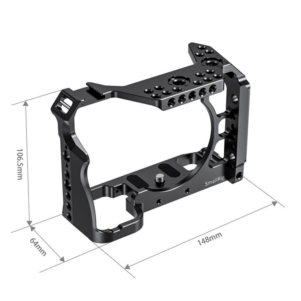 SmallRig-3137-3 SmallRig 3137 Camera Cage Kit Sony A7R IV:lle on musta metallihäkki, jossa on useita kiinnitysreikiä. Se on 148 mm leveä, 106,5 mm korkea ja 64 mm syvä, ja se on suunniteltu kameran kiinnittämiseen ja varustamiseen.
