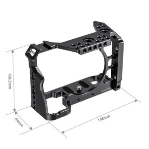 SmallRig-3137-3 SmallRig 3137 Camera Cage Kit Sony A7R IV:lle on musta metallihäkki, jossa on useita kiinnitysreikiä. Se on 148 mm leveä, 106,5 mm korkea ja 64 mm syvä, ja se on suunniteltu kameran kiinnittämiseen ja varustamiseen.