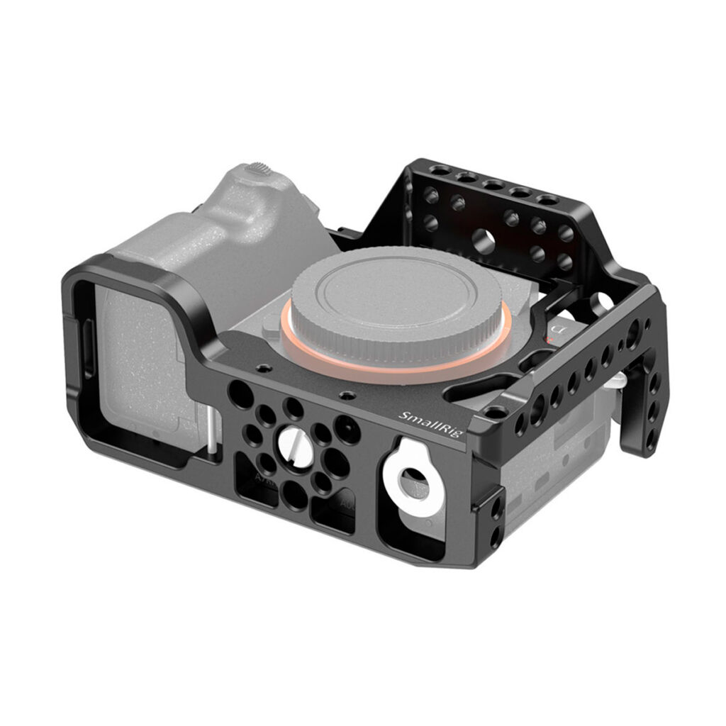 SmallRig-3137-4 SmallRig 3137 Camera Cage Kit for Sony A7R IV on musta metallihäkki, jossa on useita kiinnitysreikiä ja joka on suunniteltu koteloimaan ja suojaamaan kameran runkoa, tässä kuvassa Sony A7R IV:n kanssa.