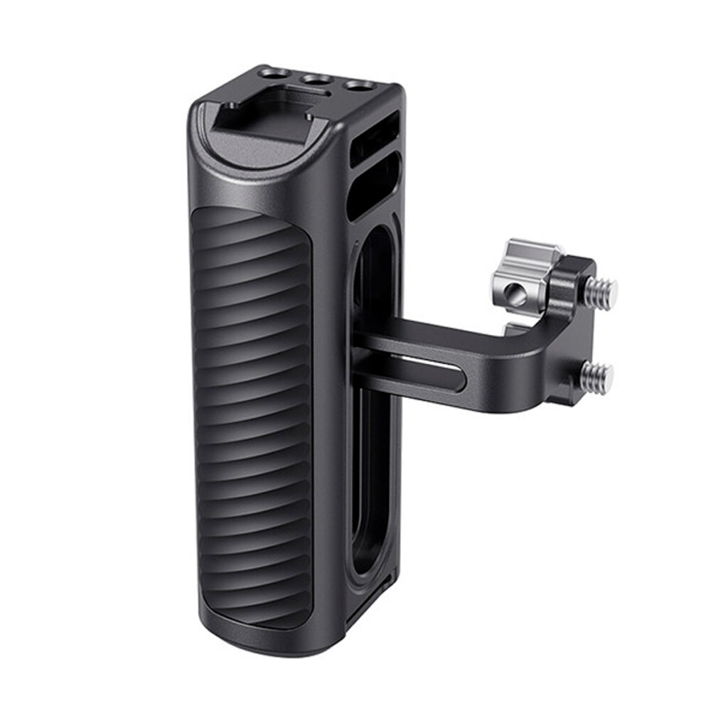 SmallRig-3137-5 SmallRig 3137 Camera Cage Kit for Sony A7R IV on musta, kuvioitu kahva, jossa on sivukiinnike ja useita kiinnityspisteitä, jotka on suunniteltu parantamaan kameran pitoa ja helpottamaan lisävarusteiden kiinnittämistä.