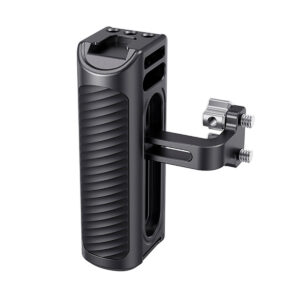 SmallRig-3137-5 SmallRig 3137 Camera Cage Kit for Sony A7R IV on musta, kuvioitu kahva, jossa on sivukiinnike ja useita kiinnityspisteitä, jotka on suunniteltu parantamaan kameran pitoa ja helpottamaan lisävarusteiden kiinnittämistä.