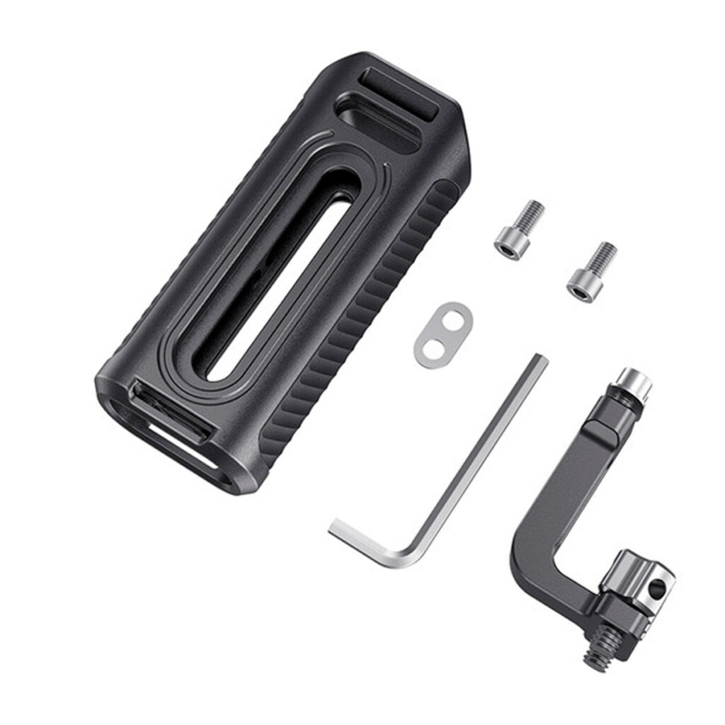 SmallRig-3137-6 SmallRig 3137 Camera Cage Kit Sony A7R IV:lle sisältää mustan kahvan, metallikannattimen, kaksi pientä ruuvia, kuusiokoloavaimen ja litteän metallilevyn, jotka kaikki näkyvät valkoisella pohjalla.