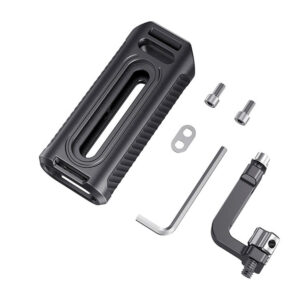 SmallRig-3137-6 SmallRig 3137 Camera Cage Kit Sony A7R IV:lle sisältää mustan kahvan, metallikannattimen, kaksi pientä ruuvia, kuusiokoloavaimen ja litteän metallilevyn, jotka kaikki näkyvät valkoisella pohjalla.