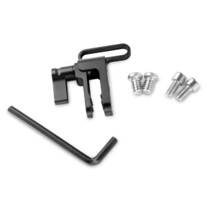 SmallRig-3137-8 SmallRig 3137 Camera Cage Kit for Sony A7R IV -kamerahäkkisarja Sony A7R IV:lle on kuvassa kiinnitetyn silmukan, kolmen hopeisen ruuvin ja mustan L-muotoisen kuusiokoloavaimen kanssa valkoisella pohjalla.
