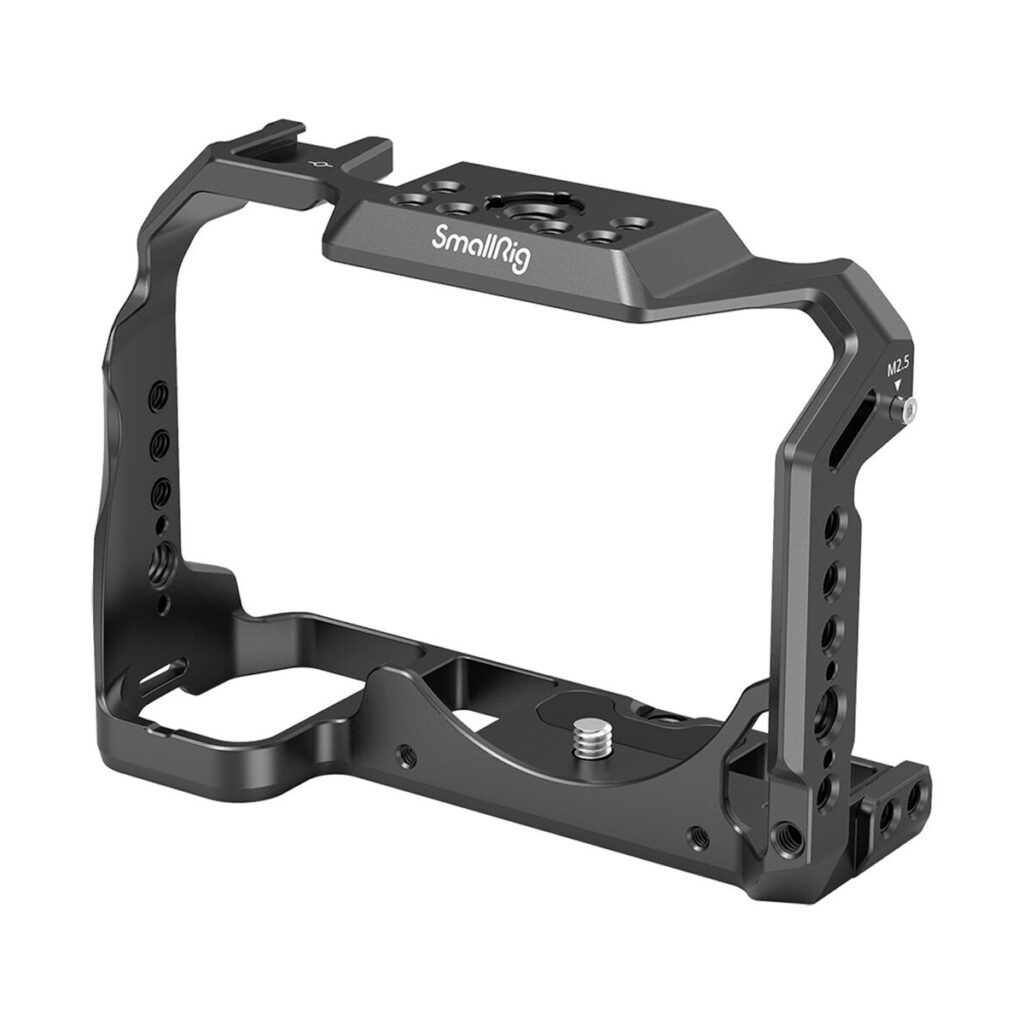 SmallRig-3142-2 SmallRig 3142 Cage & Sidehandle Kit for Nikon Z5/Z6/Z7/Z6II/Z7II on musta metallinen kamerahäkki, jossa on useita kiinnityspisteitä ja ruuvinreikiä ja joka on suunniteltu pitämään ja suojaamaan kameraa turvallisesti ja mahdollistamaan lisävarusteiden kiinnityksen.