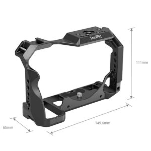 SmallRig-3142-3 SmallRig 3142 Cage & Sidehandle Kit for Nikon Z5/Z6/Z7/Z6II/Z7II on esitetty mustana, ja siinä on merkitty mitat: 149,5 mm (L) x 65 mm (S) x 111 mm (K). Siinä on useita kiinnityspisteitä ja aukko yläkahvaa varten.
