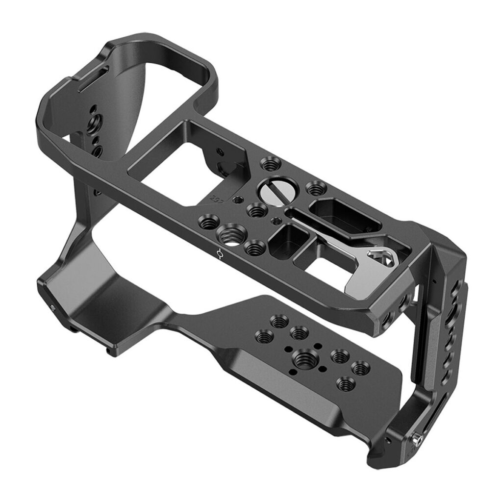 SmallRig-3142-4 SmallRig 3142 Cage & Sidehandle Kit for Nikon Z5/Z6/Z7/Z6II/Z7II on musta metallihäkki, jossa on useita kiinnitysreikiä ja -aukkoja ja joka on suunniteltu suojaamaan kameraa ja mahdollistamaan lisävarusteiden kiinnittämisen elokuvaajille ja valokuvaajille.