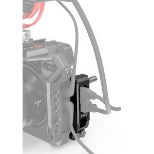 SmallRig-3142-6 Lähikuva kameralaitteesta, johon on kiinnitetty musta SmallRig 3142 Cage & Sidehandle Kit for Nikon Z5/Z6/Z7/Z6II/Z6II/Z7II, useita kytkettyjä kaapeleita ja osittain näkyvä NIKKOR S -objektiivi.