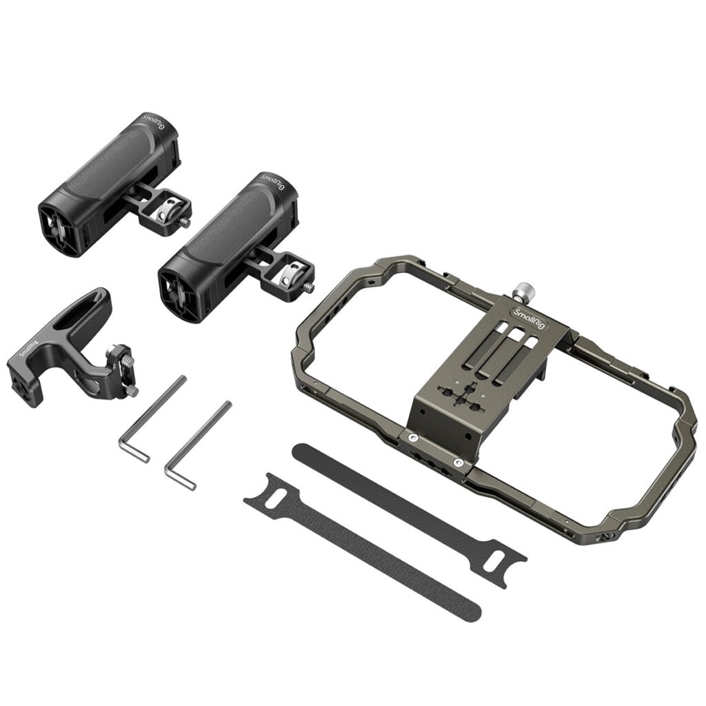 SmallRig-3155-2 SmallRig 3155 Universal Mobile Phone Handheld Video Rig, jossa on metallinen runko, kaksi sylinterimäistä kahvaa, kiinnityskannatin, kuusiokoloavaimet ja kaksi mustaa hihnaa, on järjestetty siististi valkoiselle taustalle.